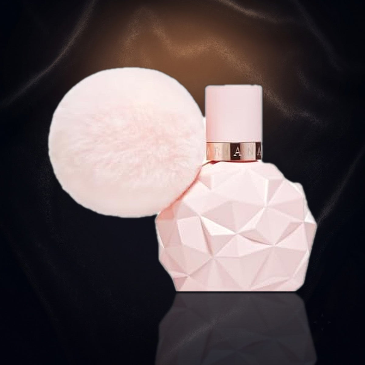 Sweet Like Candy — Ariana Grande, frasco y caja (fondo oscuro)